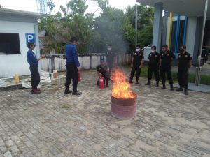 Damkar Satpol-PP Landak Gelar Pelatihan Pemadaman Kebakaran Bagi Petugas PLN
