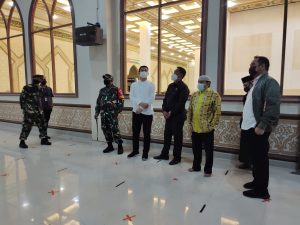 Bupati Kapuas Hulu Meninjau Kesiapan Rumah Ibadah Islam dan Kristen