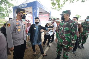 Bupati Landak Tinjau Pelaksanaan Posko Cek Point Penyekatan Mudik