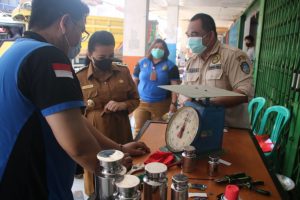 Diskumindag Lakukan Tera Ulang ALat Ukur Takar Timbangan di Pasar Ngabang