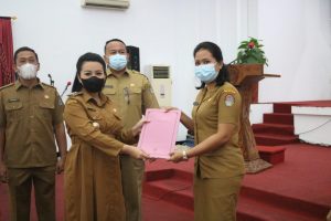 Karolin Mutasi Kepala SMP dan SD Dilingkungan Pemkab Landak