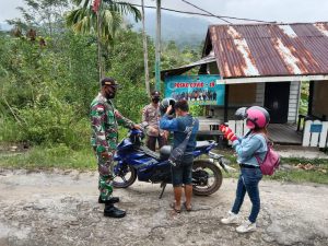 Melintasi Posko PPKM, Warga Temajuk di Cek Suhu Tubu