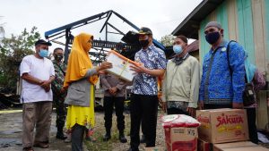 Peduli Korban Kebakaran di Kedamin, Bupati Kapuas Hulu Berikan Bantuan