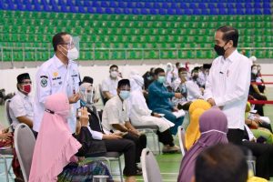 Presiden Jokowi Tinjau Vaksinasi Massal di Provinsi Riau