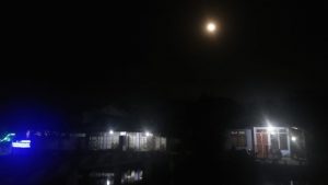 Warga Desa Jungkat Saksikan Gerhana Bulan Total Dengan Mata Telanjang