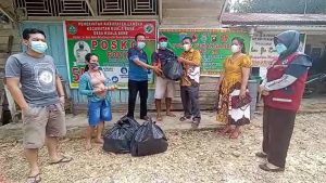 Bupati Landak Berikan Bantuan Sembako Untuk Warga Dusun Nyawan Yang Terkomfirmasi COVID-19