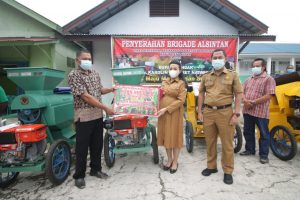 Bupati Landak Serahkan Bantuan Alsintan Dari Pemerintah Provinsi