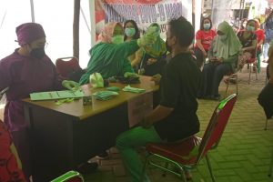 Kecamatan Mempawah Hulu Dan Puskesmas Karangan Laksanakan Vaksinasi Massal