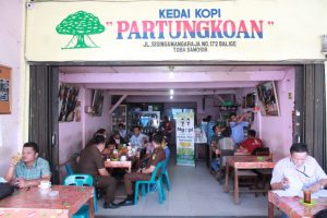 Kejari Tobasa Sosialisasi Program “NGOPI” di Kedai Kopi