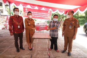 Serahkan CSR Bank Kalbar, Ini Pesan Karolin Untuk Pedagang Pasar Gunung Sehaq