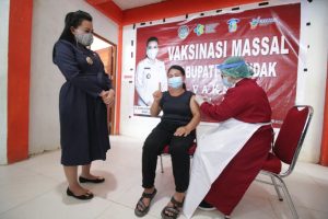 Vaksinasi di Sengah Temila, Bupati Landak : Terima Kasih Pasrtisipasi Masyarakat