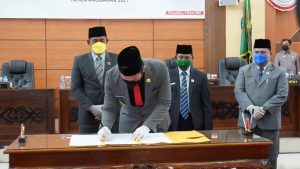Bupati Kapuas Hulu Setujui 2 Raperda Inisiatif DPRD Jadi Perda