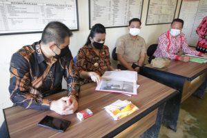 Bupati Landak Tinjau Pelaksanaan PPKM Mikro Ditingkat Desa