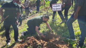 Kejari Tobasa dan Cabjari Tobasa Tanam 1000 Pohon di Silaen