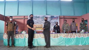 Pasca Banjir Bupati Kapuas Hulu Bagikan Bantuan di Boyan Tanjung