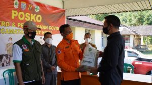 Pasca Banjir, Bupati Kapuas Hulu Serahkan Bantuan di Silat Hulu