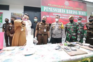Peringatan HBA ke 61, Bupati Landak Lakukan Pemusnahan BB Perkara Pidana