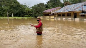 Bupati Kapuas Hulu Tinjau Lokasi Banjir di Putussibau Utara