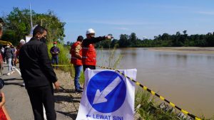 Bupati Kapuas Hulu dan Ketua Komisi V DPR-RI Tinjau Jalan Penghubung Kalbar – Kaltim