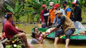 Desa Jaras Direndam Banjir, Bupati Kapuas Hulu Berikan Bantuan Sembako
