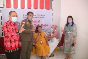 Karolin Tinjau Langsung Vaksinasi Moderna Dosis Pertama di Ngabang