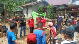 Krisantus Bedah Rumah Pasangan Lansia di Sejuah