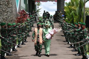 Pedang Pora Iringi Pelepasan Brigjen TNI Djaka Budhi Utama