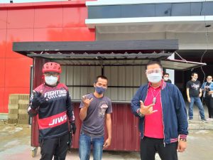 Peduli Pedagang Kecil Dimasa Pandemi, PDI P Kalbar Bagikan Gerobak