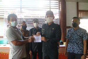 Wabup Kapuas Hulu Serahkan Bantuan Kepada Korban Banjir di Silat Hilir