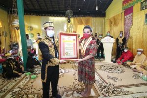 Hari Ini Karolin Bergelar Putri Permata Jaya Negeri Ismahayana Landak