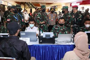 Pangdam Dampingi Panglima TNI dan Kapolri Tinjau Serbuan Vaksinasi di Kalbar