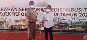 Serahkan Sertifikat Redistribusi Tanah, Bupati Landak Harap Bermanfaat Bagi Masyarakat