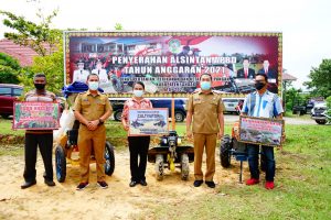 Dukung Pertanian Modern, Pemkab Landak Serahkan 131 Unit Alsintan