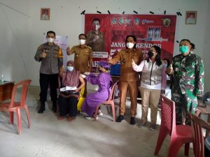 Kapolsek Menjalin dan Camat Menjalin Tinjau Vaksinasi di Sepahat