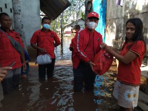 PDI P Sintang Salurkan Bantuan Sembako untuk Korban Banjir