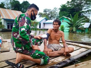 Babinsa Landau Dampingi Pihak Puskesmas Cek Kesehatan Warga