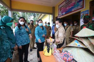 Bupati Landak Berikan Bantuan ke TP PKK Desa Agak