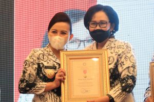 Dinilai Sukses Membangun Dunia Pendidikan, Karolin Terima Anugerah DPN