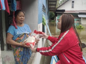 Istri Bupati Kapuas Hulu Salurkan Bantuan Beras Untuk Korban Banjir