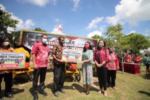 Karolin Serahkan 160 Power Thresher ke Petani di Landak