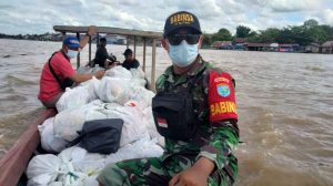 Kodim Sintang Salurkan Bantuan Sembako dari Gubernur Kalbar