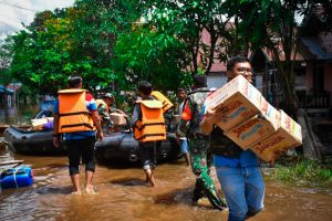 Kodim Sintang Salurkan Bantuan Sembako ke Korban Banjir