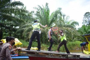 Polres Sekadau Salurkan Bantuan Sembako di Desa Seraras