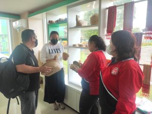 Tinjau Galeri Dekranasda, Ini Harapan Istri Bupati Kapuas Hulu