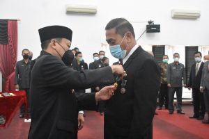 132 PNS Pemkab Landak Terima Tanda Kehormatan Satyalancana Karya Satya
