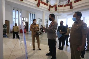 Bupati dan Kapolda Uji Coba QR Code Pedulilindungi di Kantor Bupati Landak