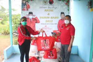 Cornelis Bagikan 2000 Paket Sembako Dari Puan Maharani