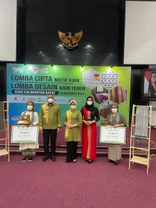 Dekrenasda Kapuas Hulu Juara Desain Kain Tenun Khas Kalbar
