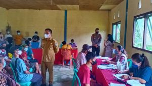 Kapolsek Menjalin Pantau Vaksinasi di Desa Lamoanak