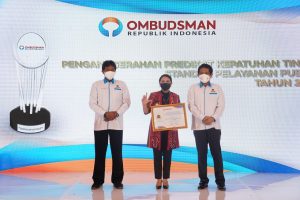 Masuk 5 Besar, Bupati Landak Terima Penghargaan Ombudsman RI